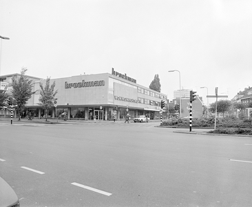 882707 Gezicht op de voor- en zijgevel van het pand Amsterdamsestraatweg 15 (Broekman Woninginrichting) te Utrecht, met ...